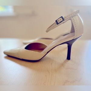 Vintage Gucci, off-white, pointy-toe heal